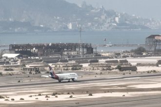 Houthis atacam aeroporto no sul do Iêmen e acusam Arábia Saudita de ataque que deixou 14 mortos