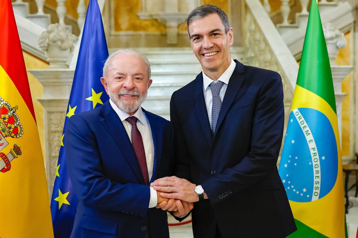 Imprensa espanhola vê com cautela aposta de Sánchez na fórmula da campanha de Lula, impulsionada por Janones