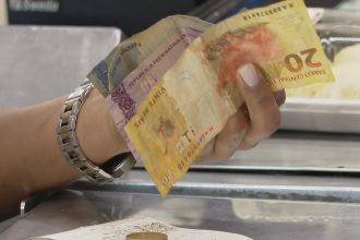 Inadimplência e endividamento das famílias são recorde em setembro, informa Banco Central