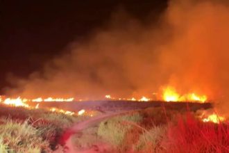 Incêndio atinge cerca de 50 hectares de mata e se aproxima de casas no interior do Acre