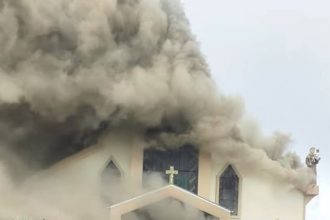 Incêndio de grande proporção destrói parte da Igreja Matriz de Treze de Maio, em SC