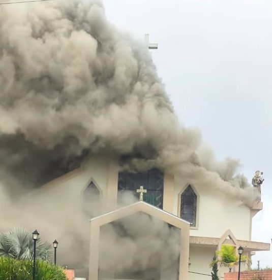 Incêndio de grande proporção destrói parte da Igreja Matriz de Treze de Maio, em SC