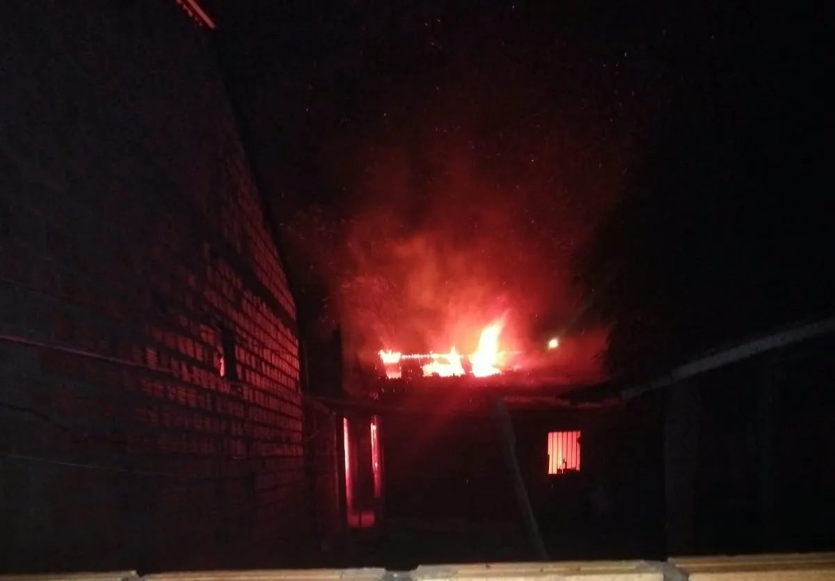 Incêndio destrói casa no bairro Mapiri, em Santarém; casal perde todos os pertences