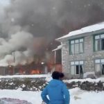 Incêndio destrói hotel próximo ao Everest durante nevasca; assista