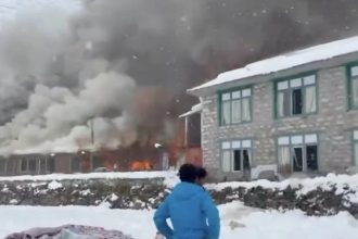 Incêndio destrói hotel próximo ao Everest durante nevasca; assista