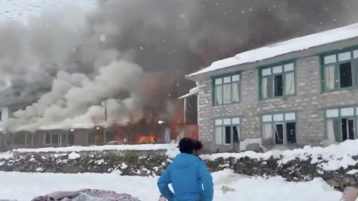 Incêndio destrói hotel próximo ao Everest durante nevasca; assista