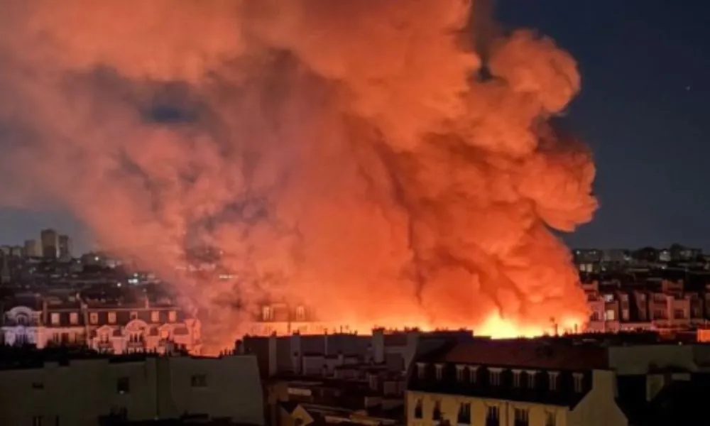 Incêndio destrói mercado coberto mais antigo de Paris