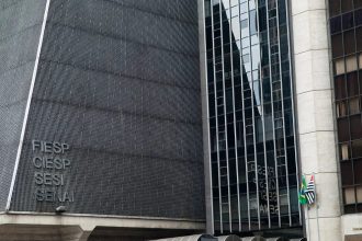 Indústria critica fim da 6×1; CNI prevê alta de 6,2% nos preços e Fiesp fala em ‘PEC Boca de Urna’