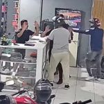 Influenciador tem joias e dinheiro roubados em assalto na própria loja, em Fortaleza; vídeo