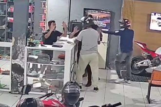 Influenciador tem joias e dinheiro roubados em assalto na própria loja, em Fortaleza; vídeo