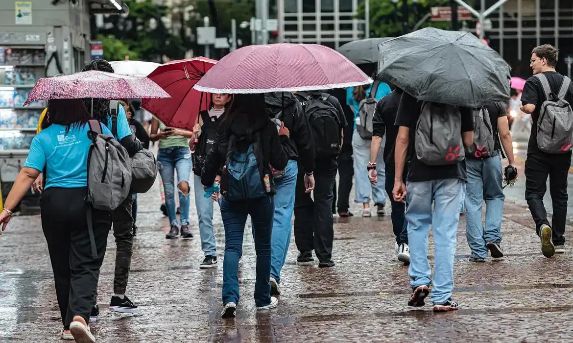 Inmet emite alerta de tempestade para 6 Estados