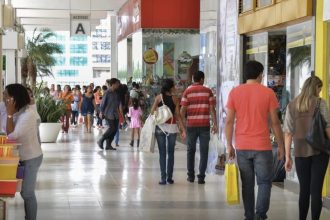 Intenção de consumo das famílias cai 0,8% em outubro, diz CNC