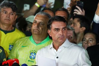 Investigações que miram Flávio Bolsonaro podem permanecer no STF mesmo após perda do foro privilegiado; entenda