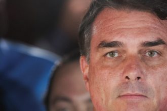 Investigações que miram Flávio Bolsonaro podem permanecer no STF mesmo após perda do foro privilegiado; entenda