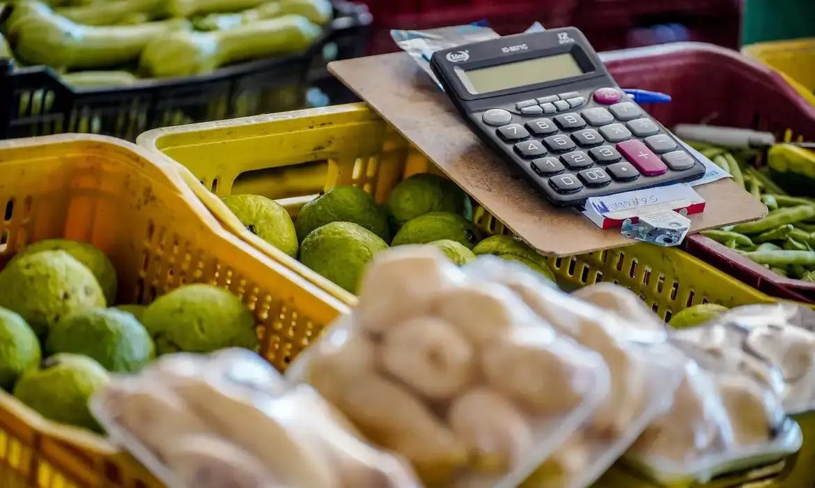 IPCA-15: puxada por alimentos, ‘prévia’ da inflação fica em 0,32% em outubro