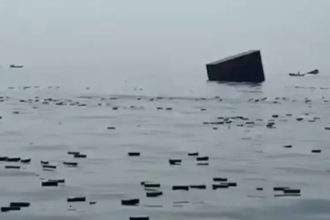 iPhones ficam à deriva no Estreito de Ormuz após navio ser atingido por mina; veja vídeo