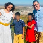 Italiana chora ao contar que pensou em desistir da adoção de irmãos brasileiros que viviam em abrigo