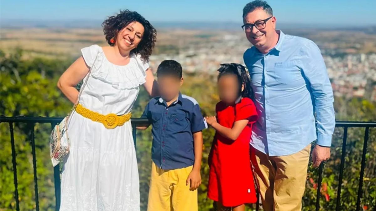 Italiana chora ao contar que pensou em desistir da adoção de irmãos brasileiros que viviam em abrigo