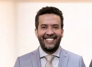 Janones anuncia alta da UTI nesta terça-feira