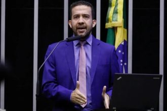 Janones diz que decisão de Nunes Marques sobre “Exército de Lula” é ‘censura’