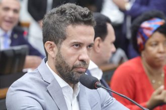 Janones pede a Nunes Marques que reconsidere decisão e restabeleça funcionamento do canal 'Exército do Lula'