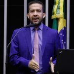 Janones tem previsão de alta nas próximas 48 horas; veja o que se sabe sobre a internação