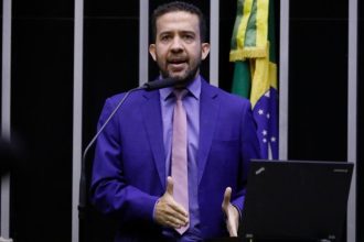Janones tem previsão de alta nas próximas 48 horas; veja o que se sabe sobre a internação