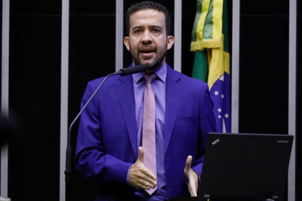 Janones tem previsão de alta nas próximas 48 horas; veja o que se sabe sobre a internação