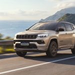 Jeep Compass 2027 ganha versões híbridas, mas ainda custa e consome mais que rivais chineses