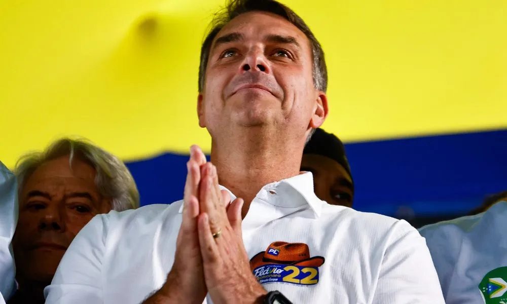 Jogar parado x desgaste por ausência: aliados de Flávio divergem sobre debate