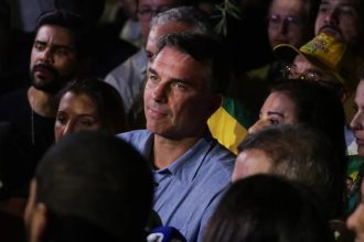 Jornal argentino detalha ida de Flávio aos EUA