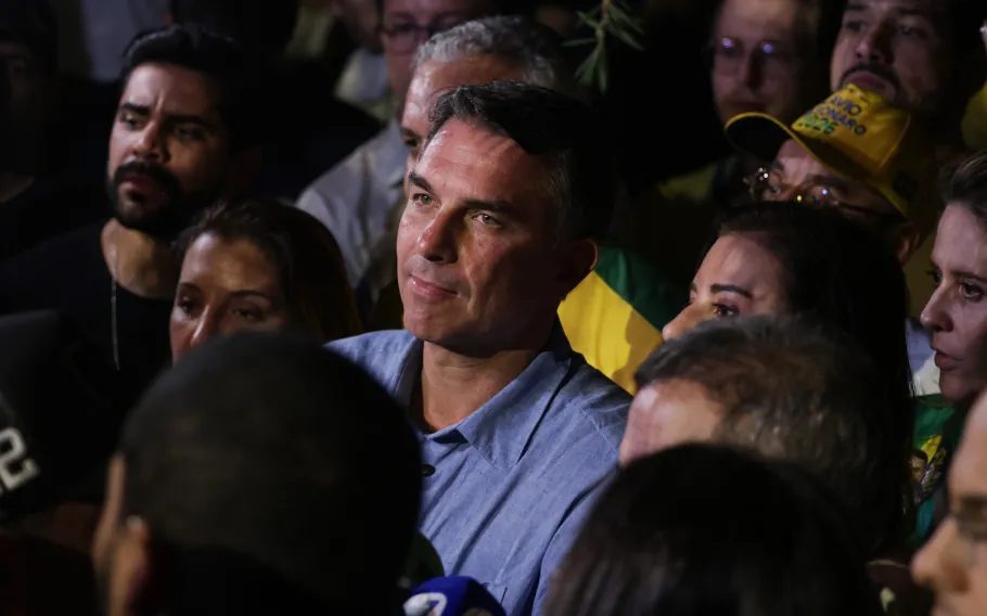 Jornal argentino detalha ida de Flávio aos EUA
