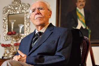 José Sarney recebe alta após cirurgia abdominal e nove dias de internação em São Luís