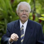 José Sarney recebe alta hospitalar após 9 dias de internação