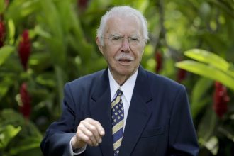 José Sarney recebe alta hospitalar após 9 dias de internação