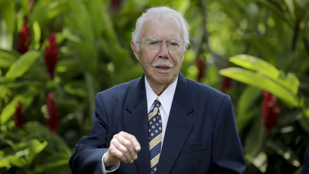 José Sarney recebe alta hospitalar após 9 dias de internação