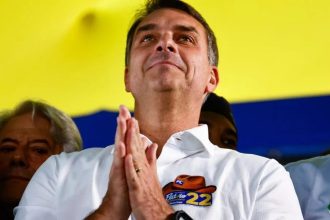 Juíza autoriza título de cidadão de Salvador a Flávio Bolsonaro no Farol da Barra