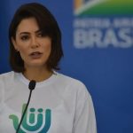 Justiça rejeita multa contra Michelle por despejo de santinhos na rua