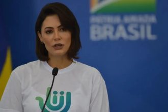 Justiça rejeita multa contra Michelle por despejo de santinhos na rua