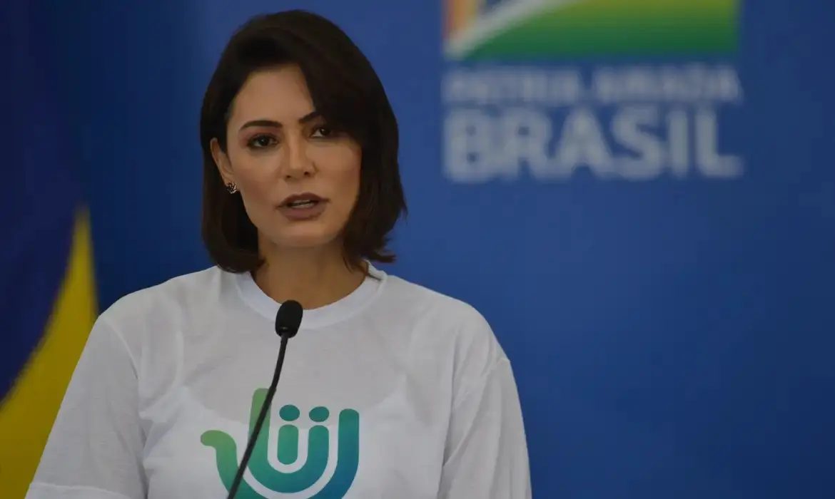 Justiça rejeita multa contra Michelle por despejo de santinhos na rua