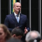 Líder da oposição apoia viagem de Flávio