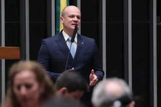 Líder da oposição apoia viagem de Flávio