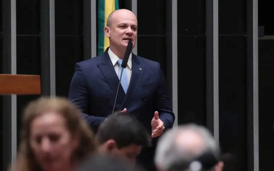 Líder da oposição apoia viagem de Flávio