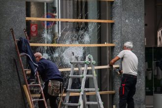 Lojas são saqueadas durante protestos em Milão; polícia italiana detém quase 300 pessoas