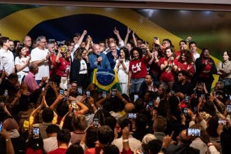 Lula 2022 e 2026: Veja quem esteve junto ao presidente eleito nos dois discursos da vitória