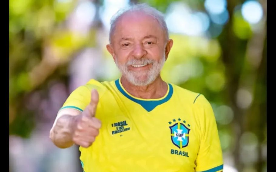 Lula adere à campanha de Janones com camisa da Seleção: ‘Bora, Brasil!’