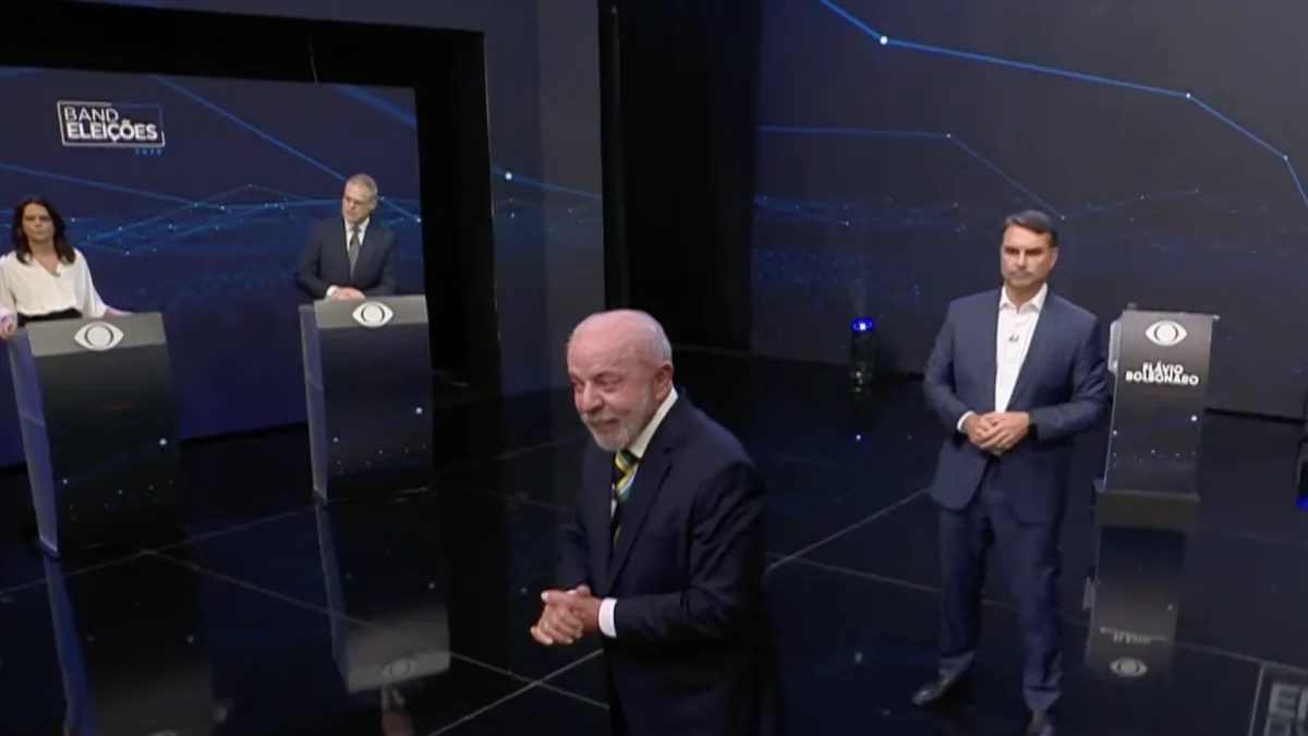 Lula afirma que abrirá sigilo bancário se Flávio fizer o mesmo