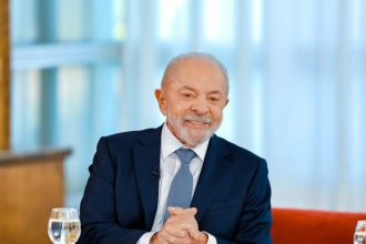Lula defende crescimento contra dívida e descarta corte de gastos