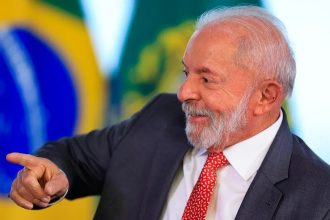 Lula diz que enviará PEC ao Congresso por transporte público gratuito aos fins de semana