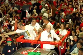 Lula diz que “Globo” está sob “suspeição” após almoço com Flávio